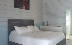 Hollywood Gardens Inn & Suites