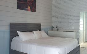 Hollywood Gardens Inn & Suites